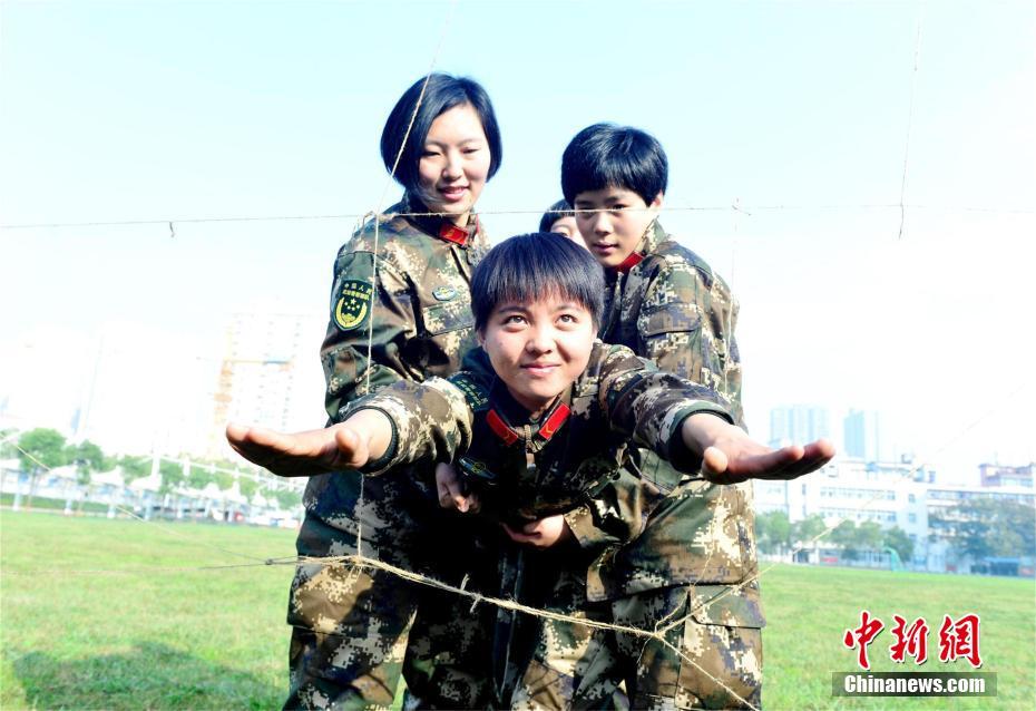 武警女兵3米高台后仰倒下