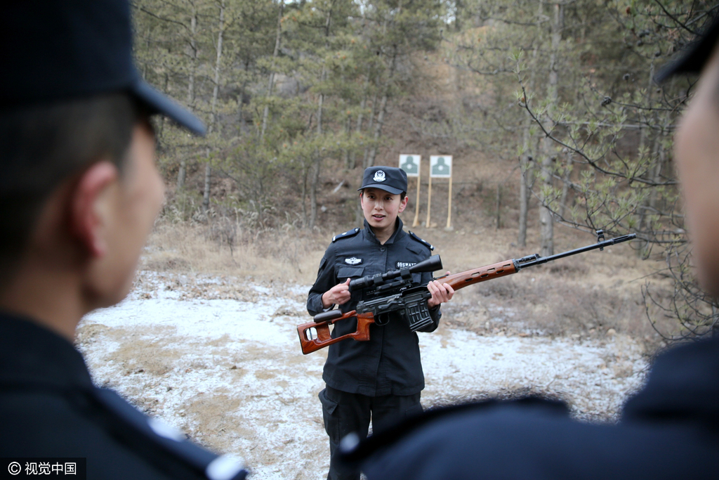 90后特警女教官 教男队员格斗和打枪