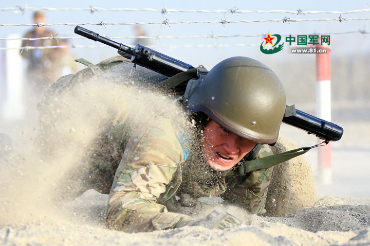 哈萨克斯坦山地步兵分队官兵正在进行战术基础动作训练.王宁 摄