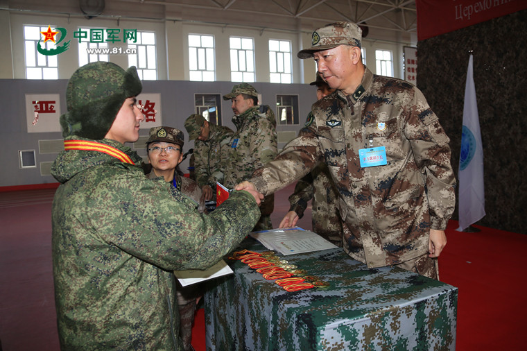 中方指挥员,新疆军区副司令员冶建军少将向俄罗斯山地步兵分队优秀