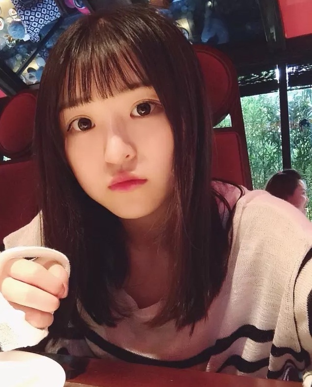 川妹子校花晒照引学生围观 书生气十足