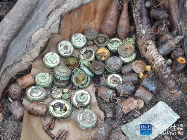 实拍扫雷兵拆除生锈地雷