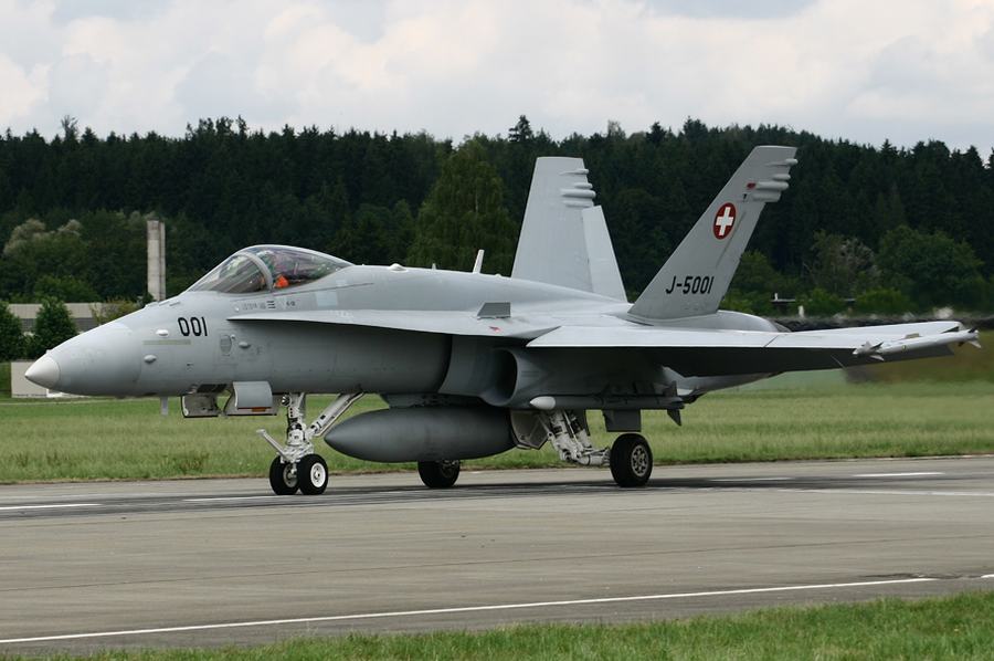 真会玩!瑞士f18战机泛舟水上