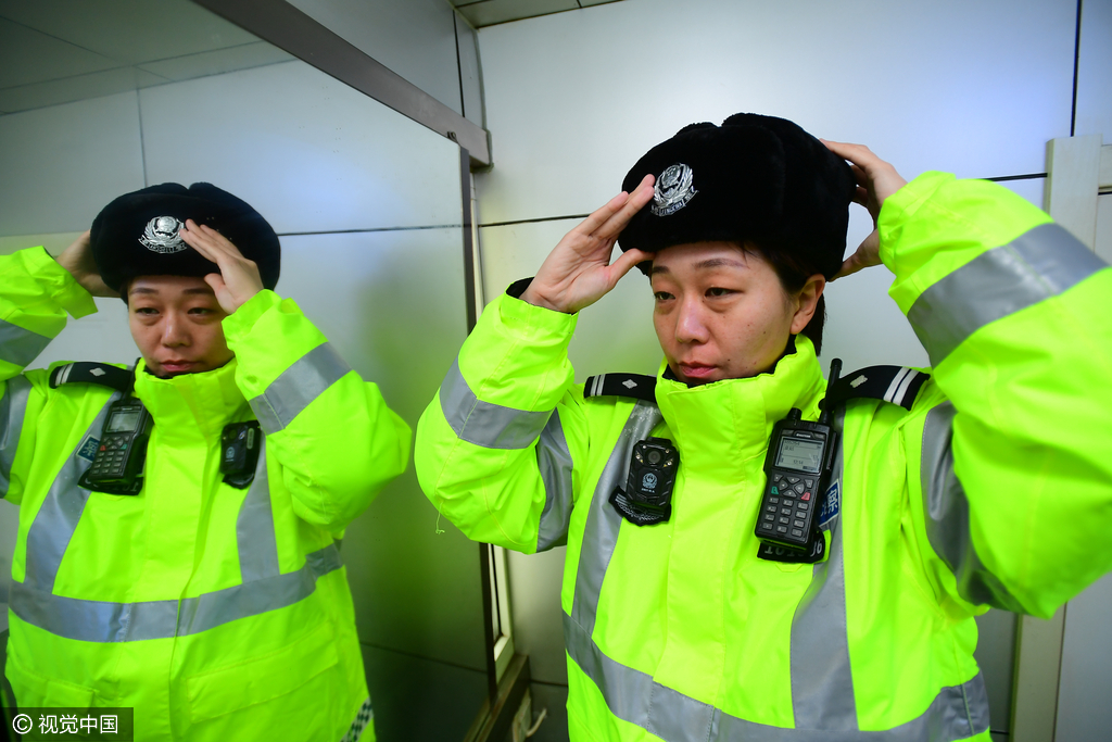 沈阳女交警大雪天气中指挥交通成靓丽风景线