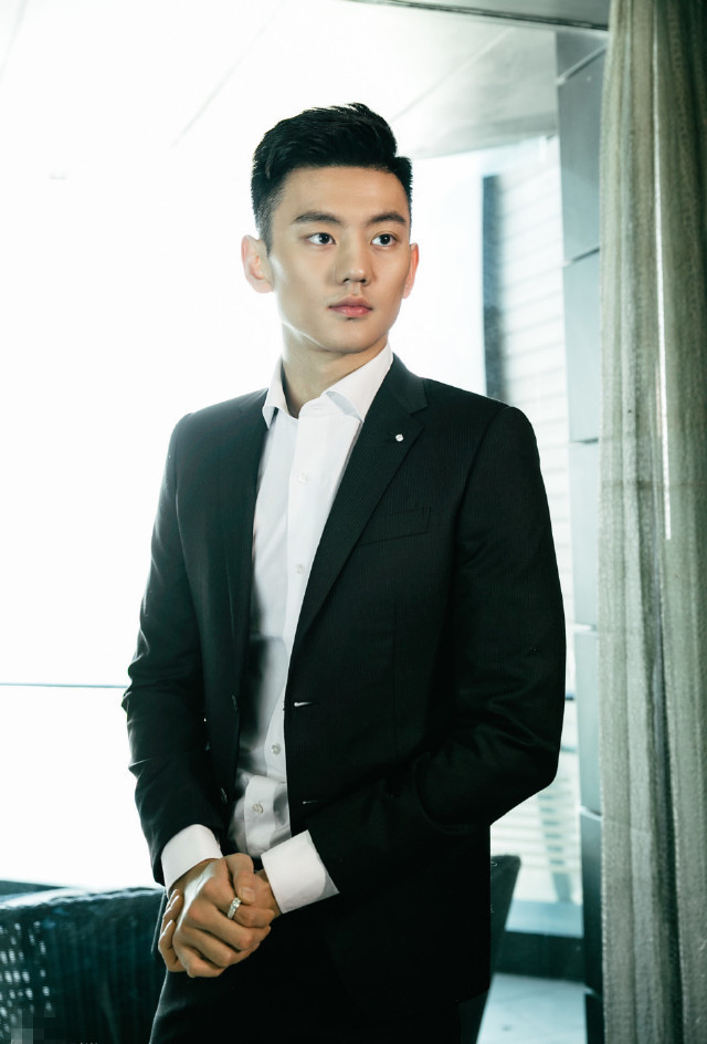 32 宁泽涛最新写真照曝光 牛仔配皮衣利落不羁