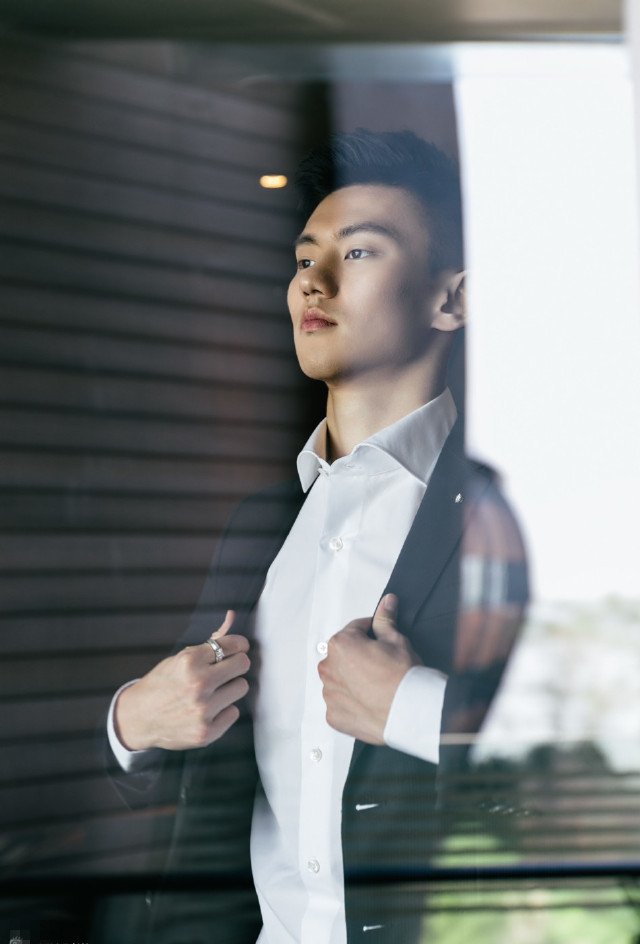 宁泽涛最新写真照曝光 牛仔配皮衣利落不羁