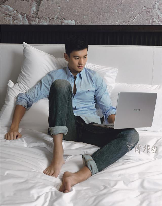 宁泽涛最新写真照曝光 牛仔配皮衣利落不羁