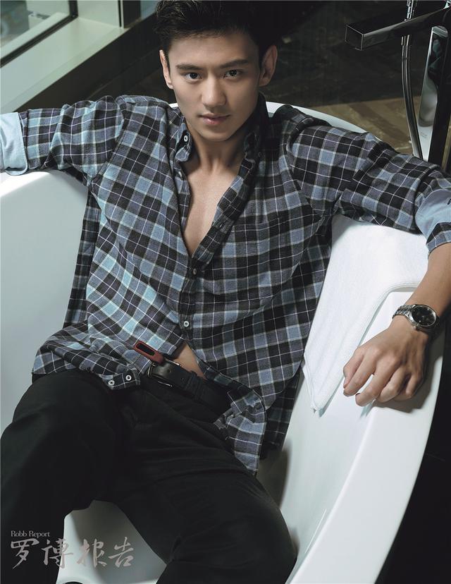宁泽涛最新写真照曝光 牛仔配皮衣利落不羁