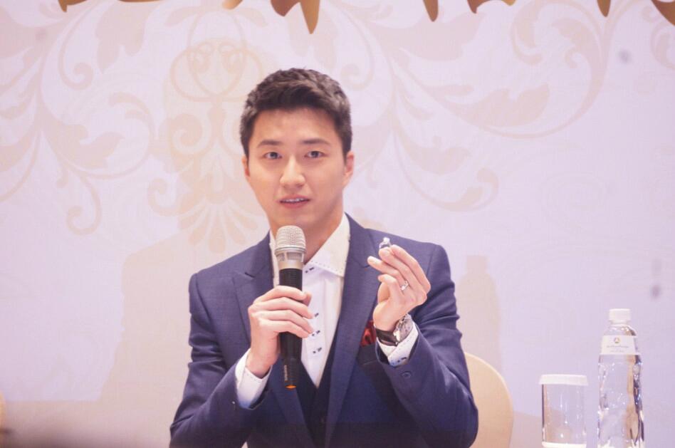 爱酱穿和服出席,江宏杰身穿西装并用日语向大家问好.