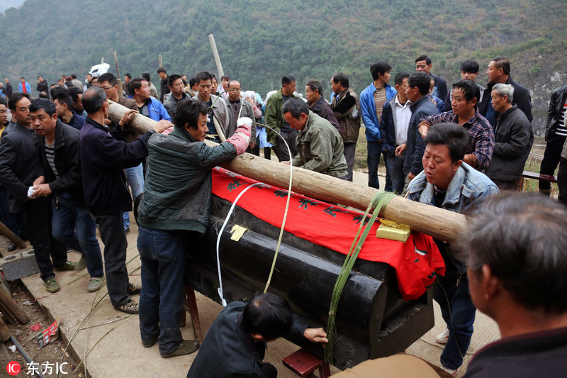 贵州:丧事当"喜事" 杀猪奏乐宴请200桌