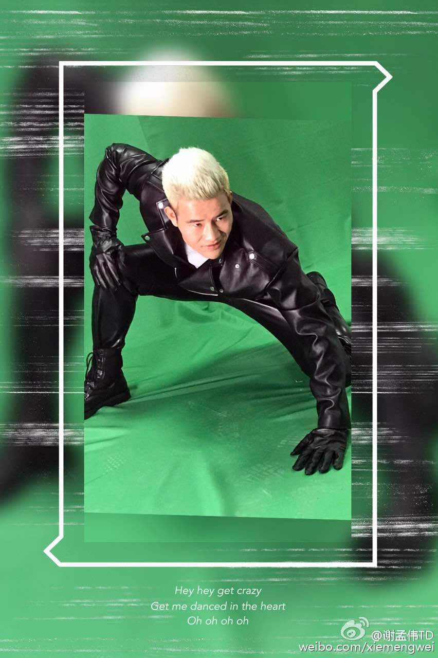 俨然杀手造型   白发黑衣,利落潇洒   戴着黑超卖萌   肌肉!