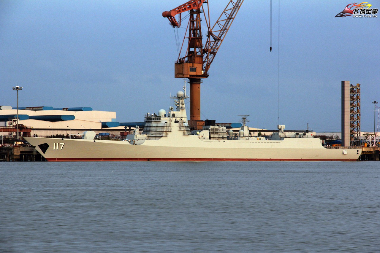 近日有网友拍摄到正在船厂中建造的一艘052d导弹驱逐舰,已经刷上了117