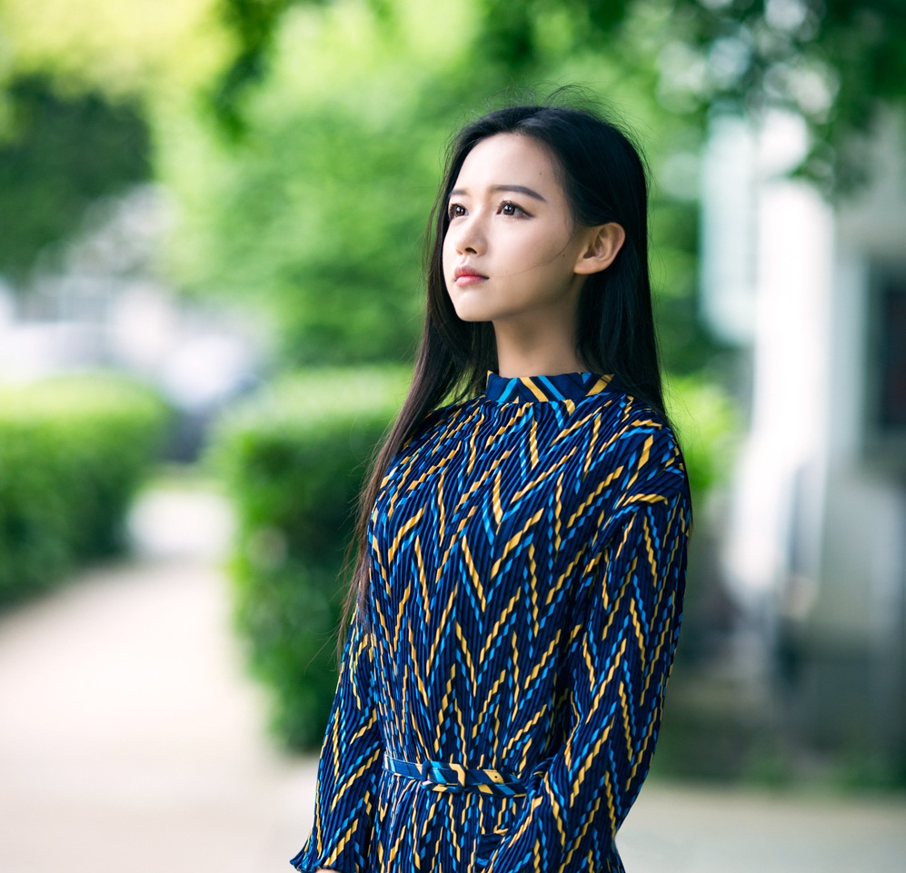 音乐学院黑长直女神气质写真 获选城市形象宣传大使