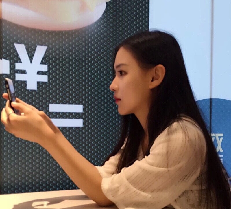 音乐学院黑长直女神气质写真 获选城市形象宣传大使