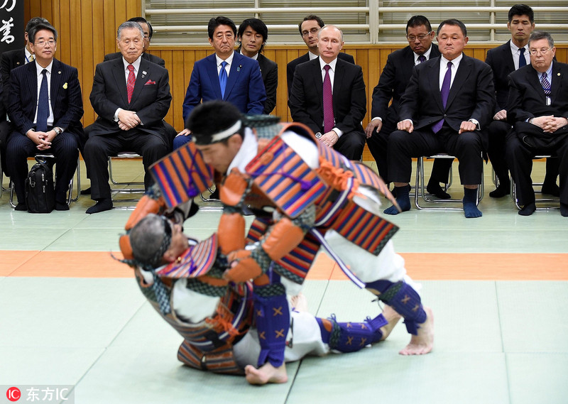 安倍带普京参观讲道馆 观看柔道表演相谈甚欢