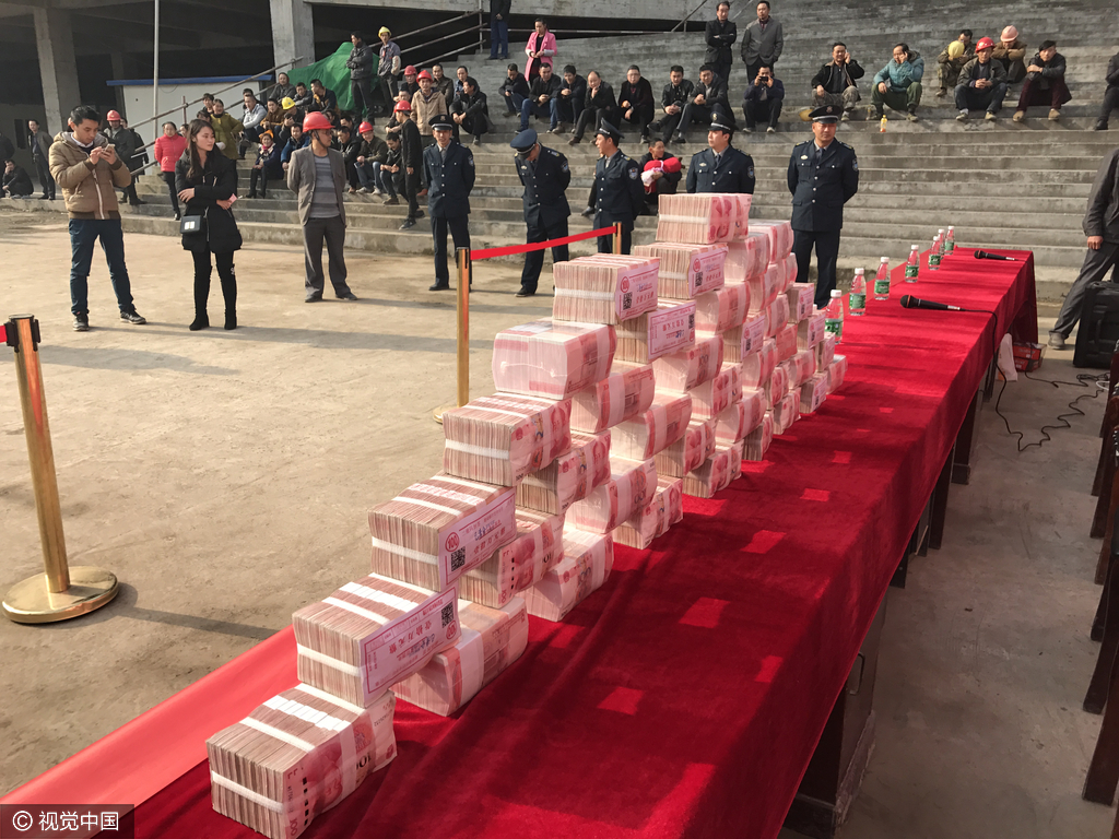 开发商提400万现金堆成山 民工排队领工资