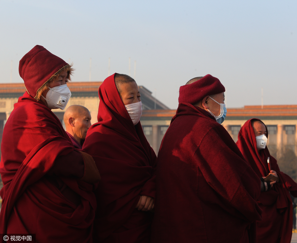 8 北京:雾霾笼罩京城 僧人戴口罩游览天安门广场