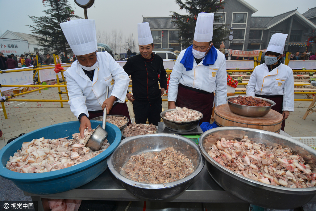 山东日照民俗大集现流水席杀猪菜免费吃引千人排队尝