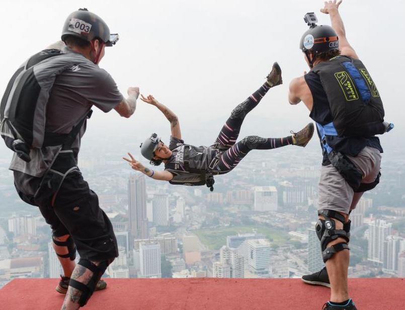 跳楼!姑娘蹦极不幸撞地 盘点那些玩命达人