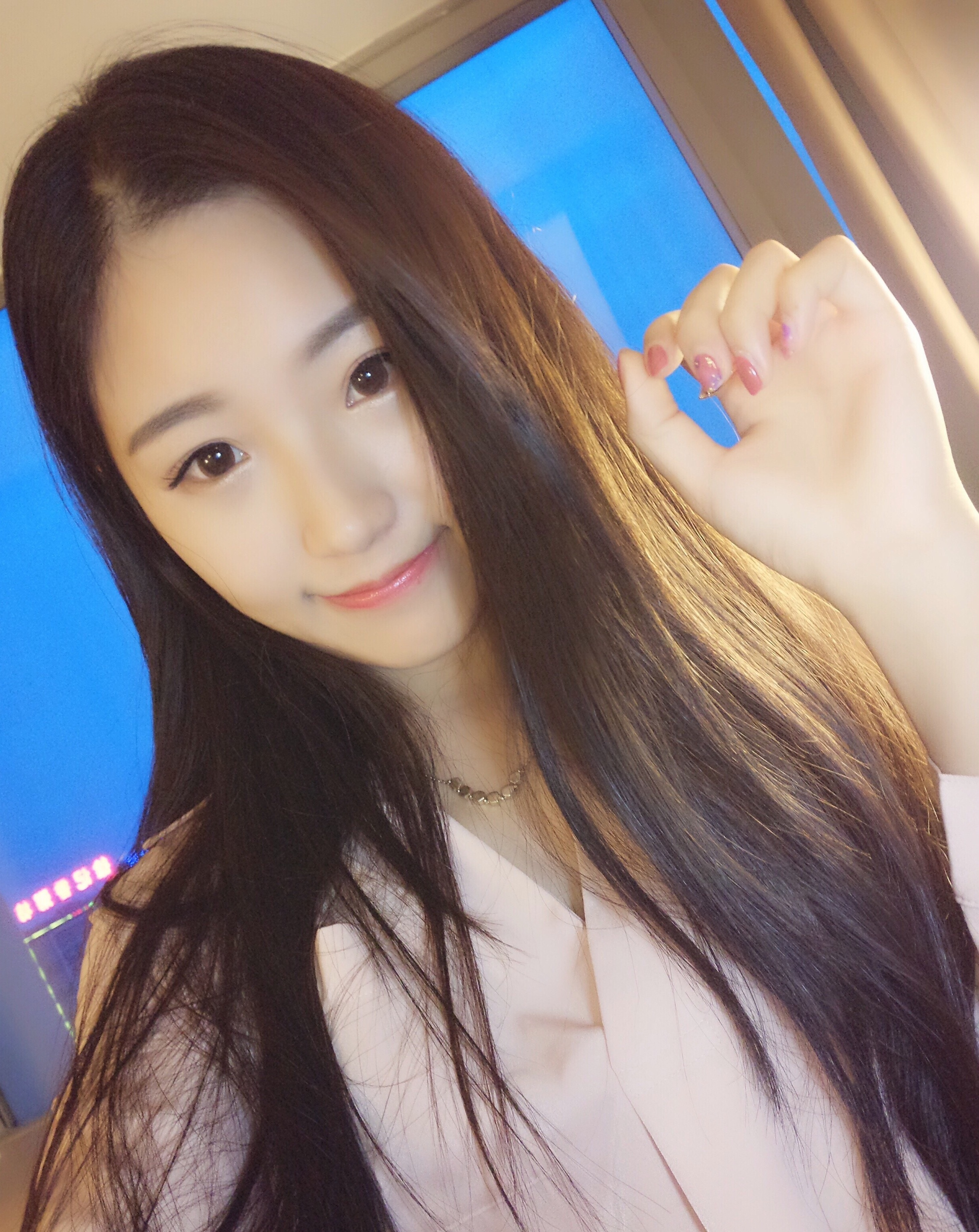 农业大学校花飘逸长发自拍 摄影绘画样样精通