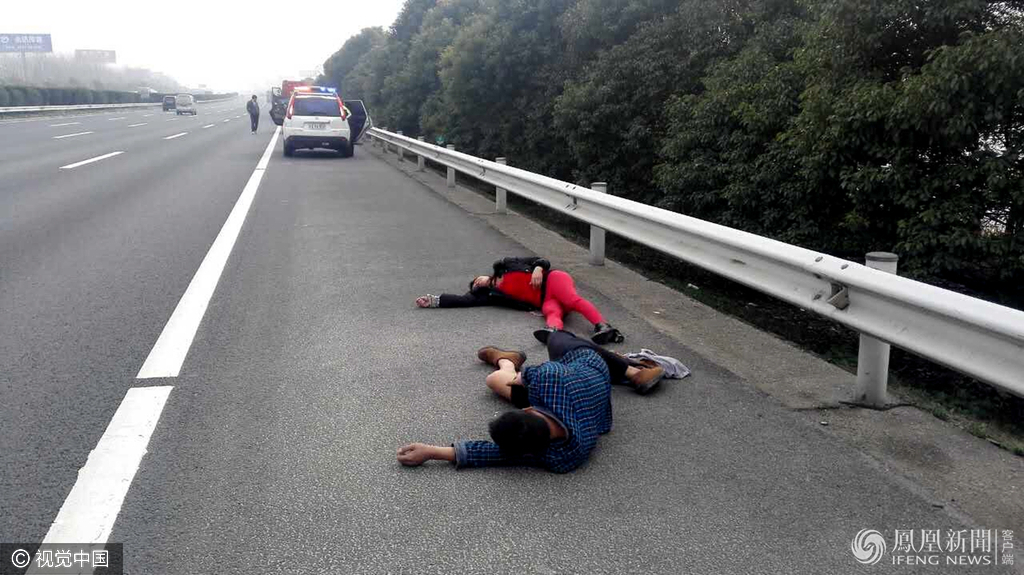 3 高速上互殴 双方男女躺地不起