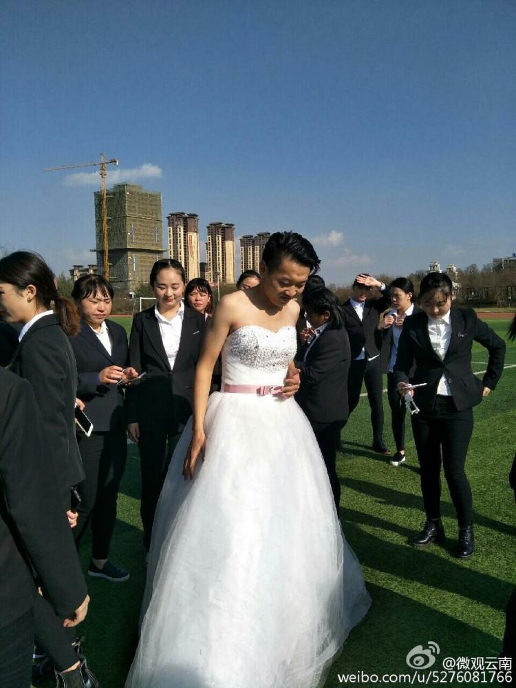 图为男生穿上婚纱.