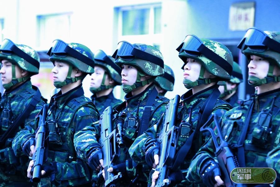 全副武装的特战队员.郑光傲摄