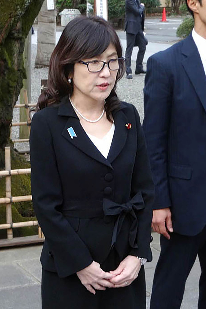 日本东京,刚刚结束珍珠港之行的日本防卫大臣稻田朋美参拜了供奉有