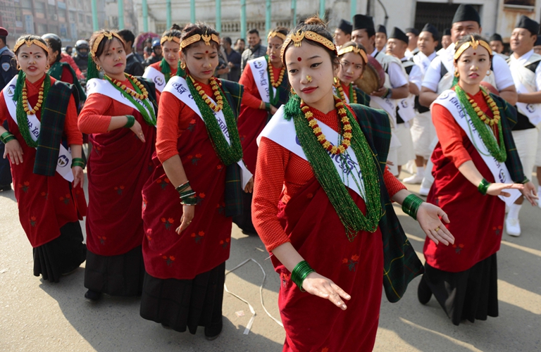 尼泊尔原住民着民族服饰庆祝传统新年