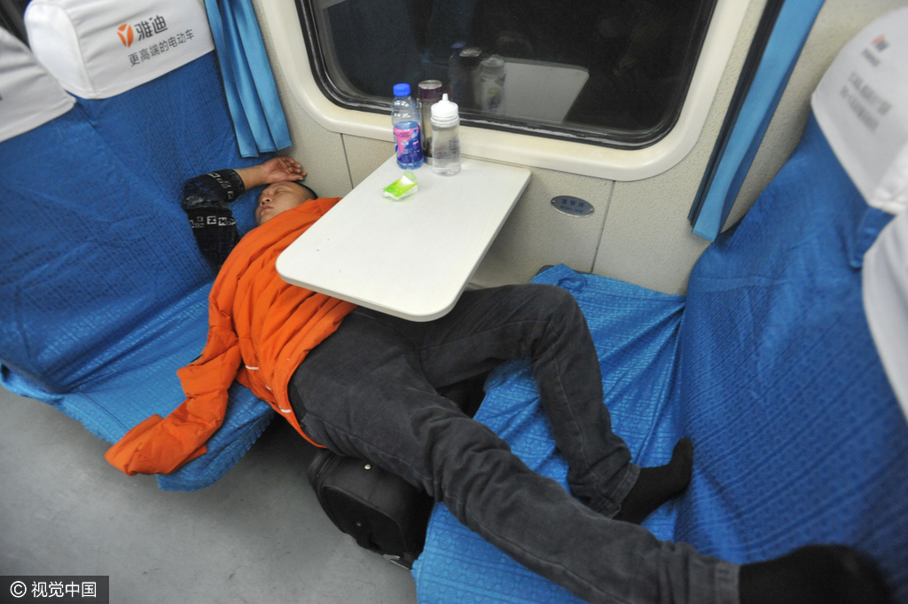 列车睡姿大比拼 旅客困意难耐各显其能