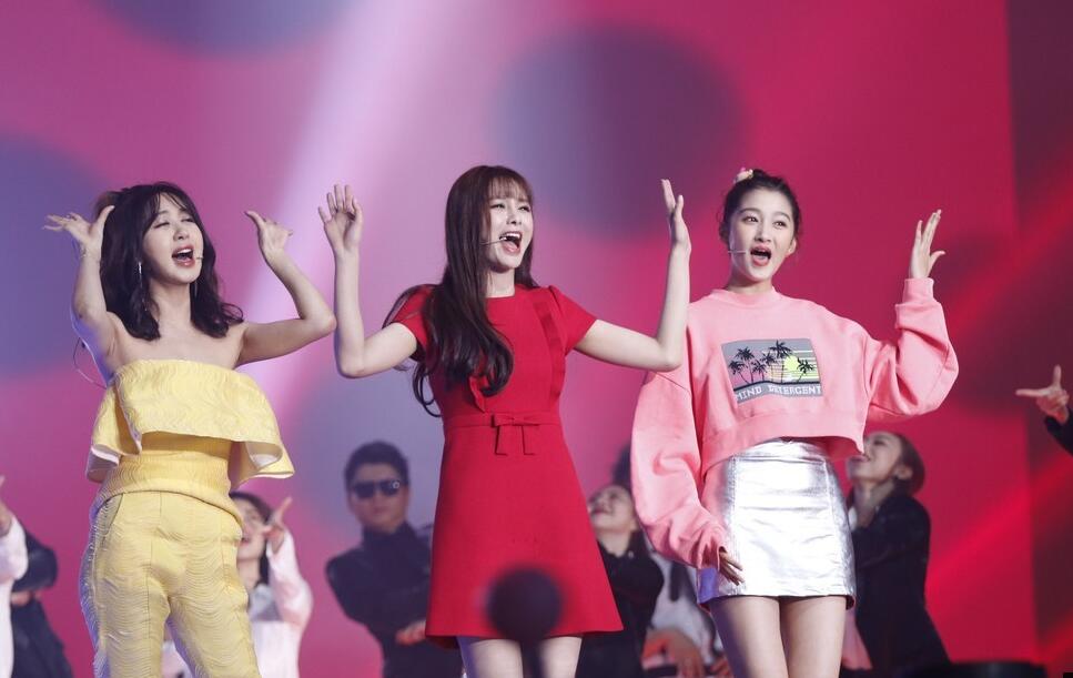 沈梦辰红裙身姿婀娜 与关晓彤同台pk大长腿