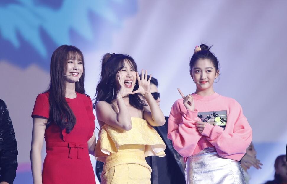 5 沈梦辰红裙身姿婀娜 与关晓彤同台pk大长腿