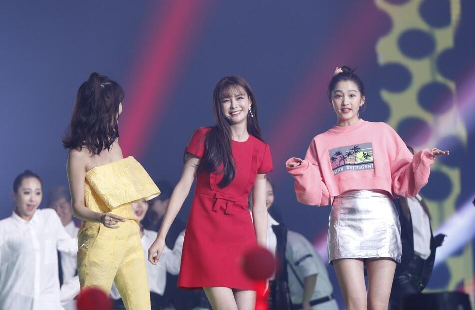 5 沈梦辰红裙身姿婀娜 与关晓彤同台pk大长腿