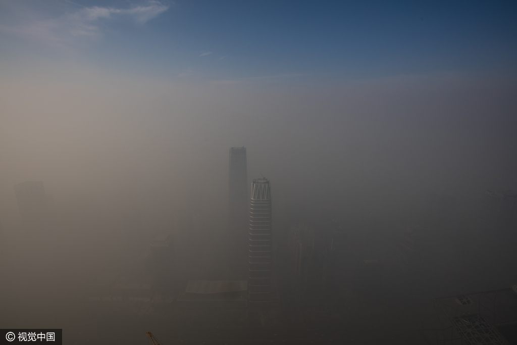 新年首日记者在 中国尊 俯瞰雾霾来袭