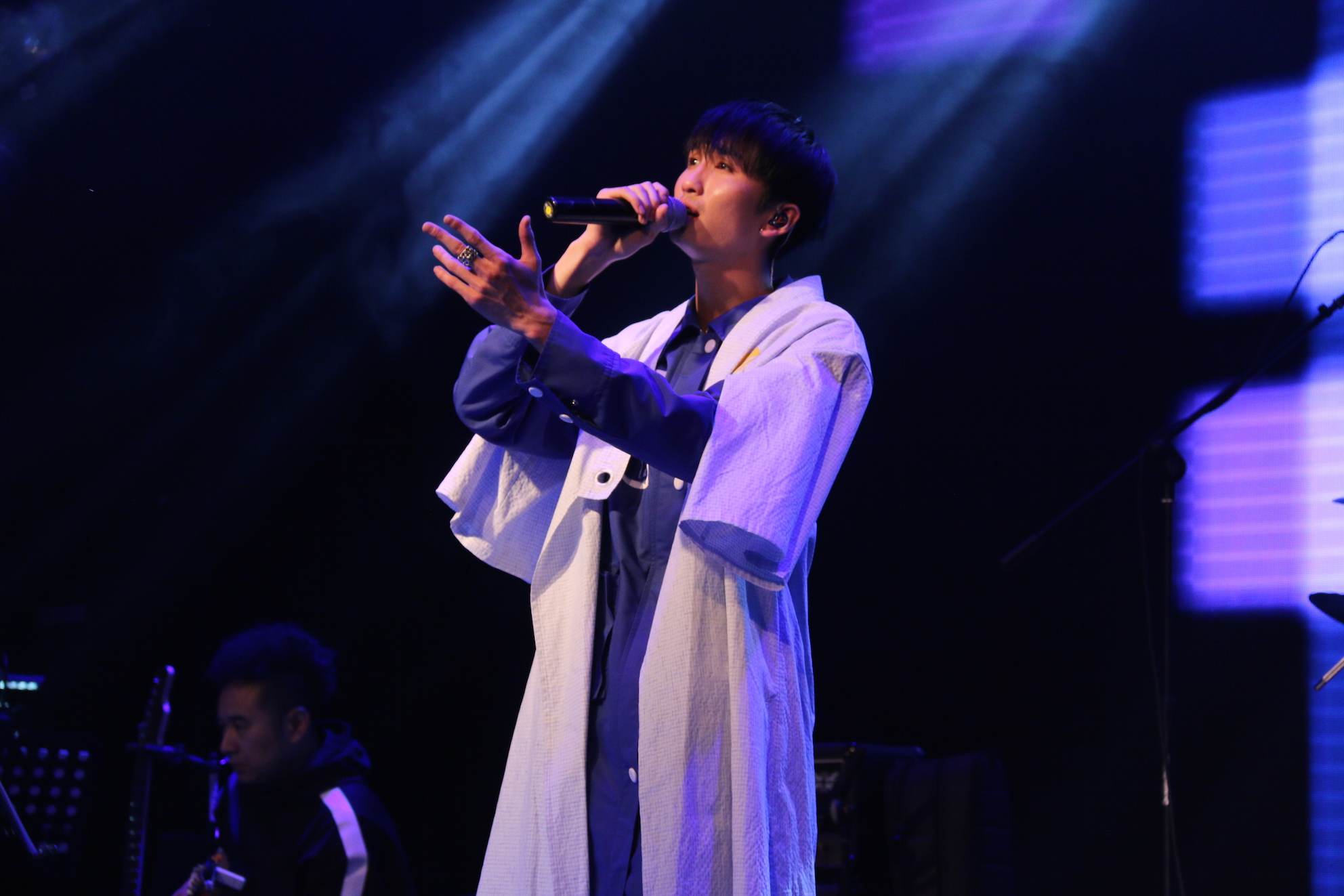 张阳阳一人一巡圆满举办 快男聚首洒泪唱哭全场