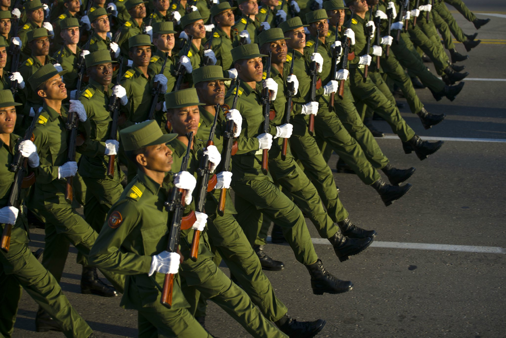 古巴建军60年阅兵场面宏大