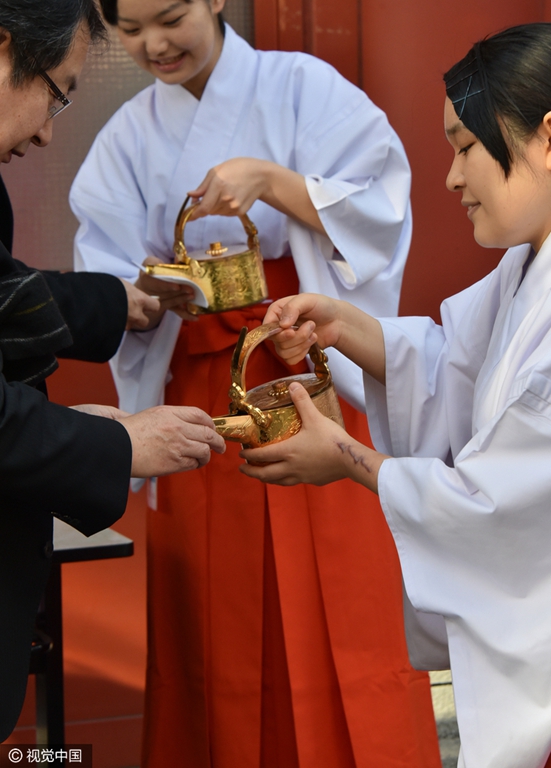 6 日本商人涌入神社祈福 祝愿新年财源滚滚