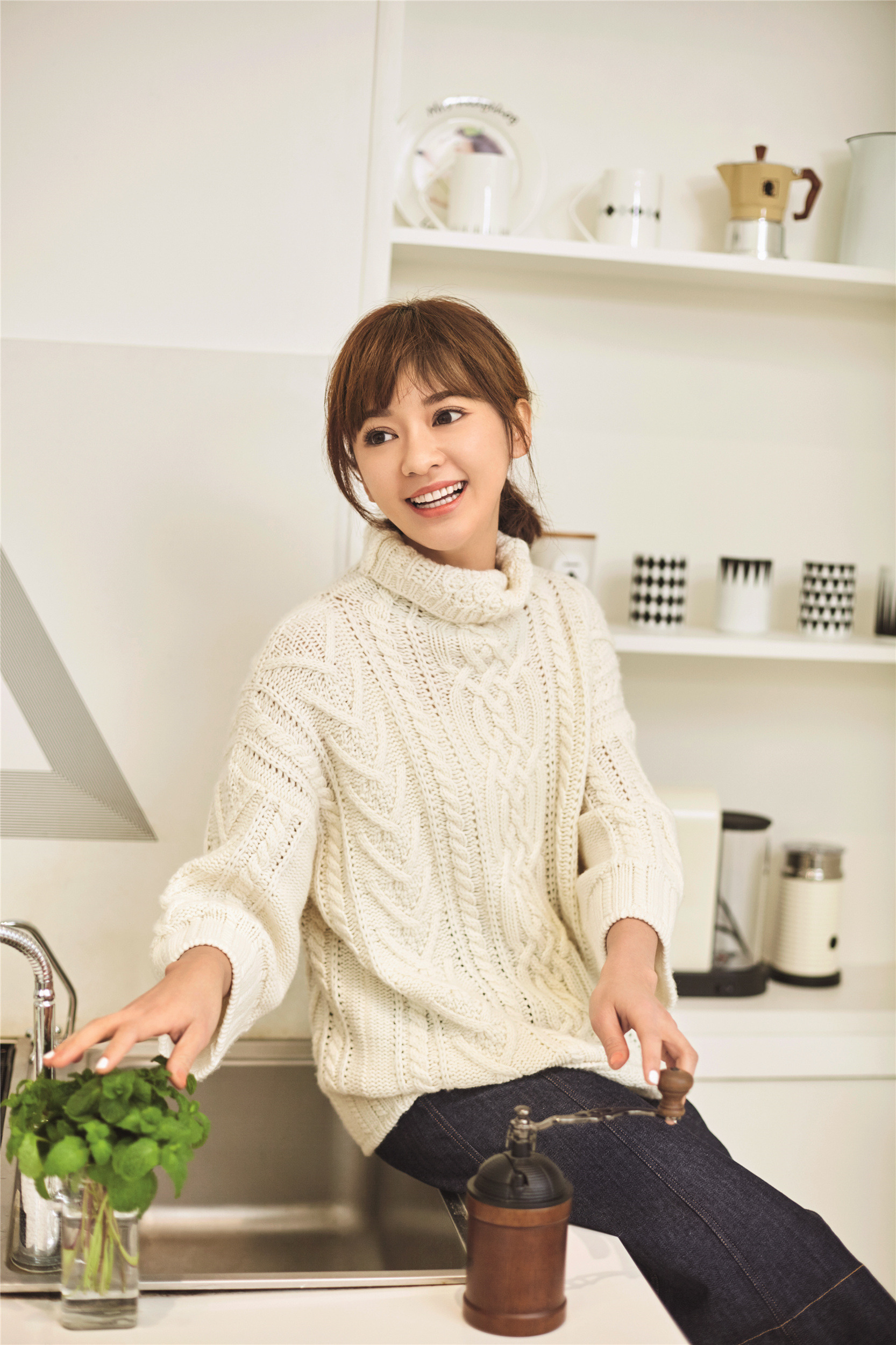 陈意涵登开年封面 白衣素裙笑意温暖