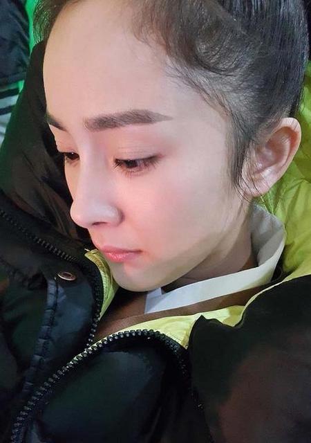 杨幂的发际线再也回不去了?网友吐槽像半秃