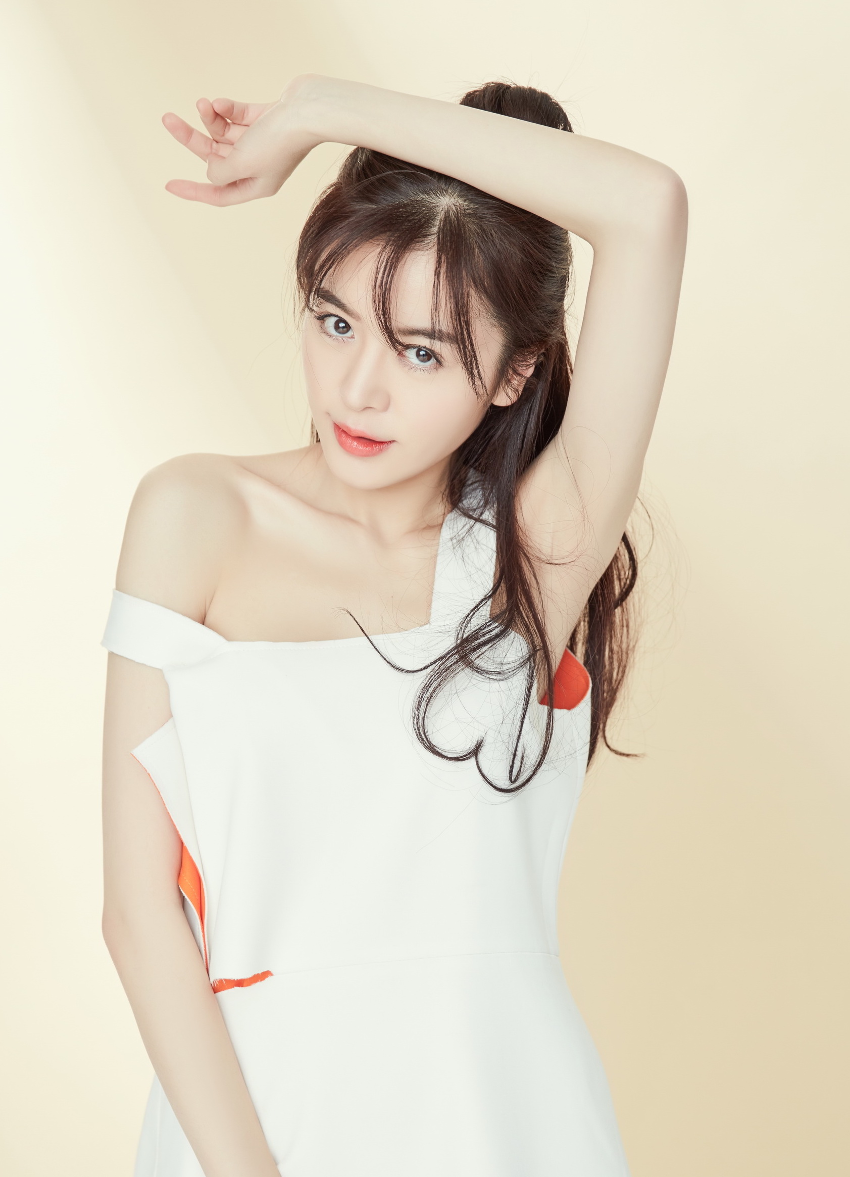 赵多娜诠释清新气质 笑颜迷人宛若天仙