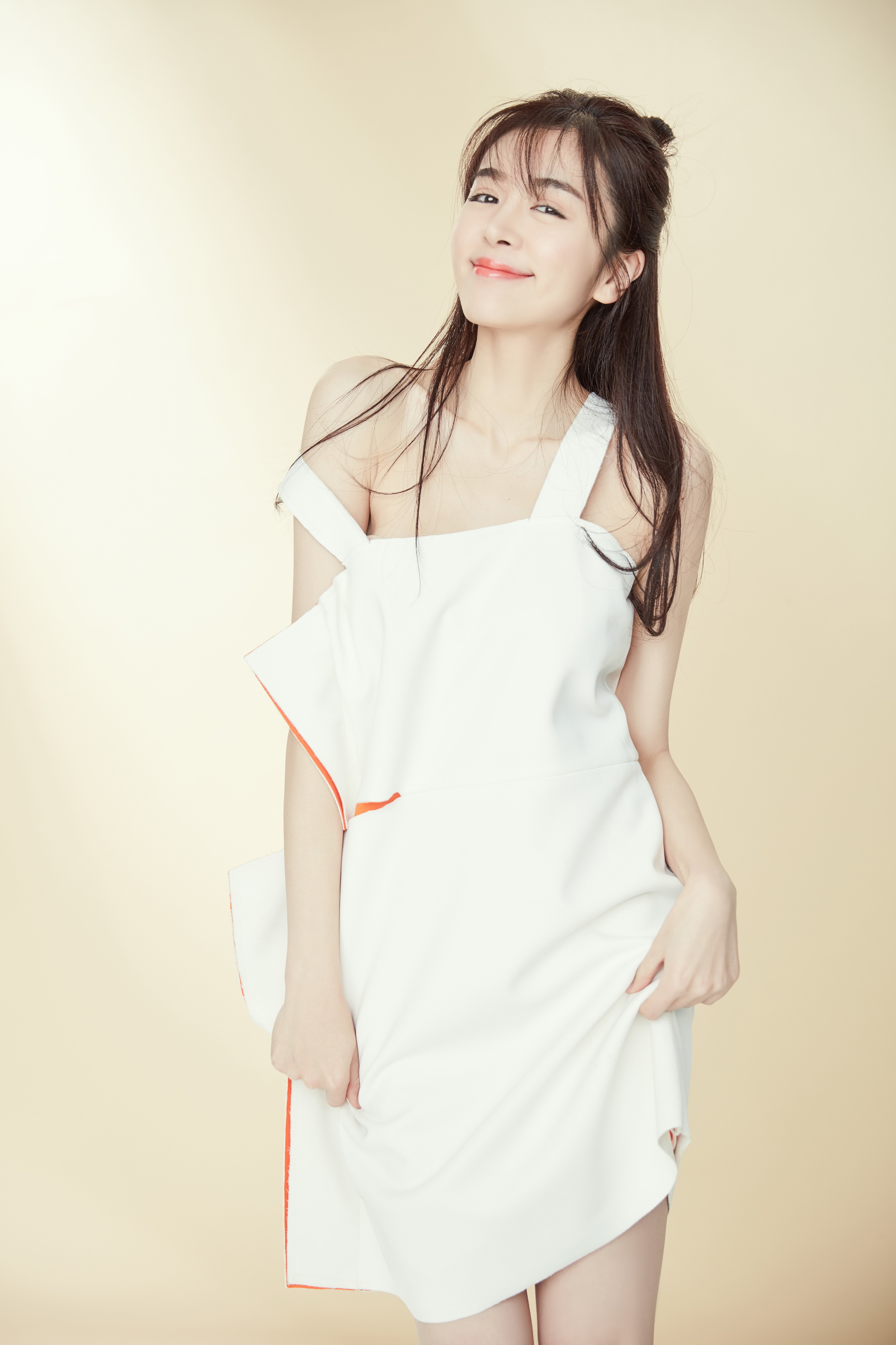 赵多娜诠释清新气质 笑颜迷人宛若天仙