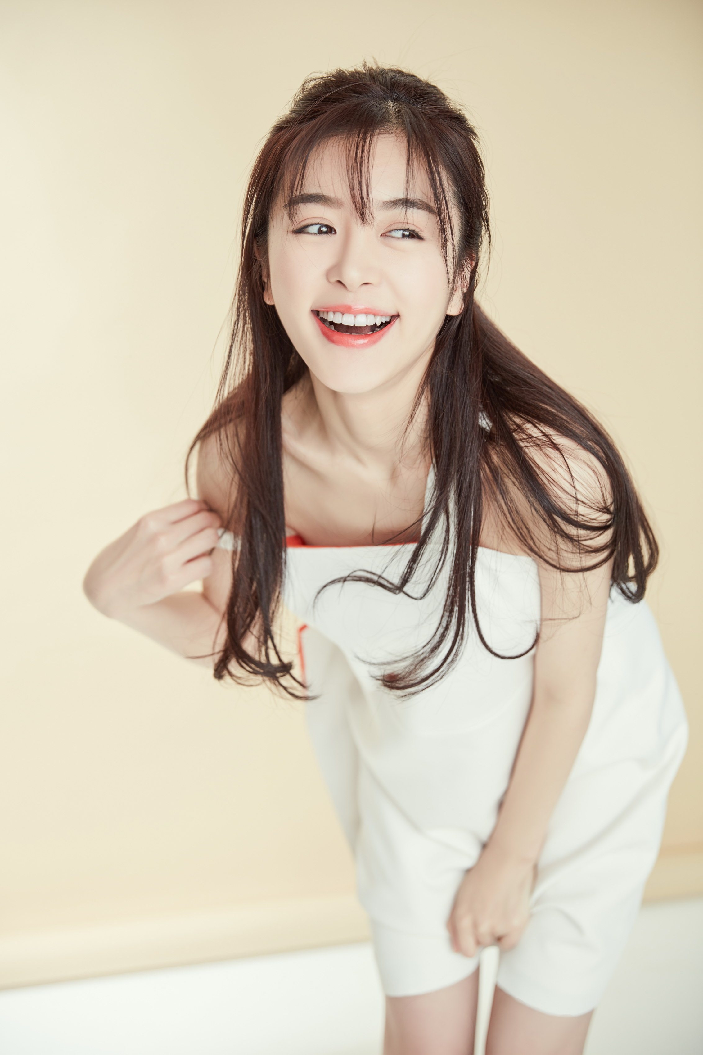 赵多娜诠释清新气质 笑颜迷人宛若天仙