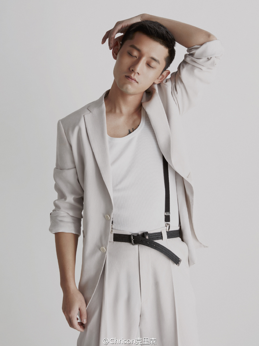 张继科登男性杂志封面写真照自评充满禅意