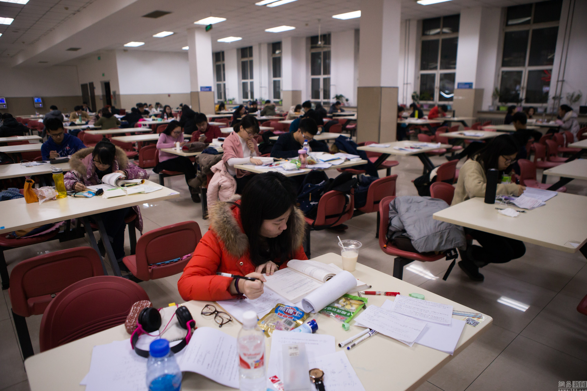 大学晚上上课的照片图片