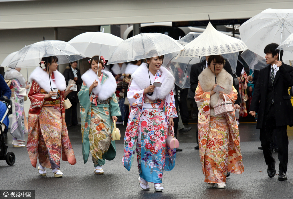 13 日本多地举办"成人节"庆祝仪式 少男少女穿和服亮相