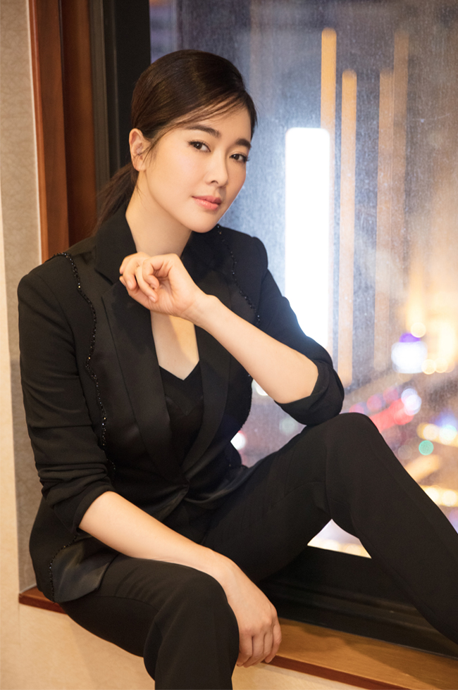 左小青玩转西装中性风 帅气总攻气场十足