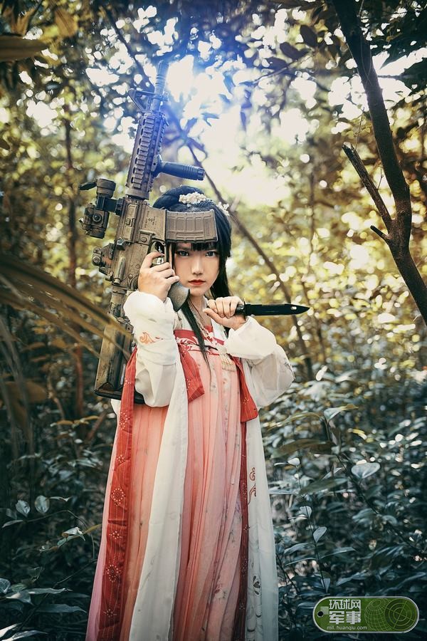 唐丹岚,一个把汉服和武器结合起来的军服美女. 41/42 隐藏描述