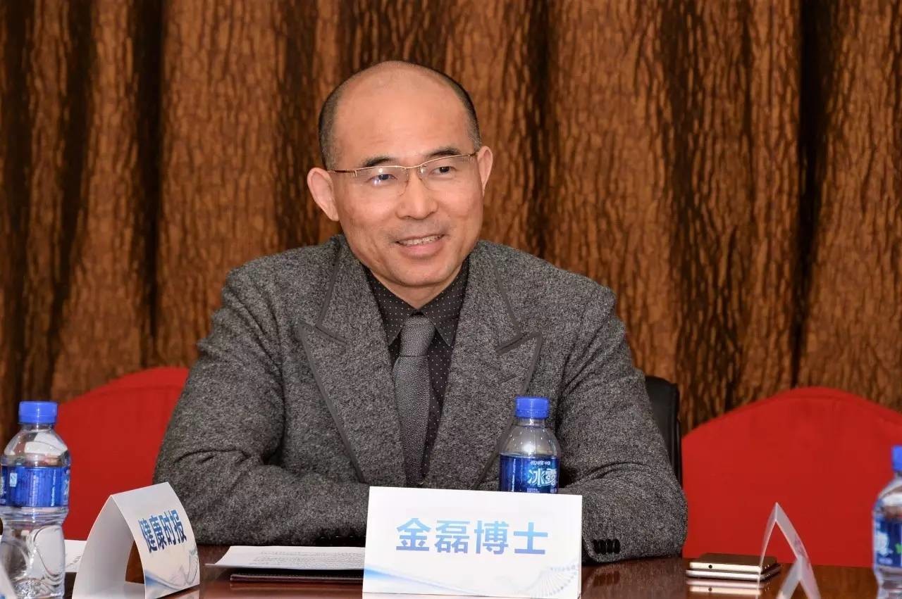 小字 2017年1月6日,北京人民大会堂,金磊博士接过全国"杰出工程师奖"