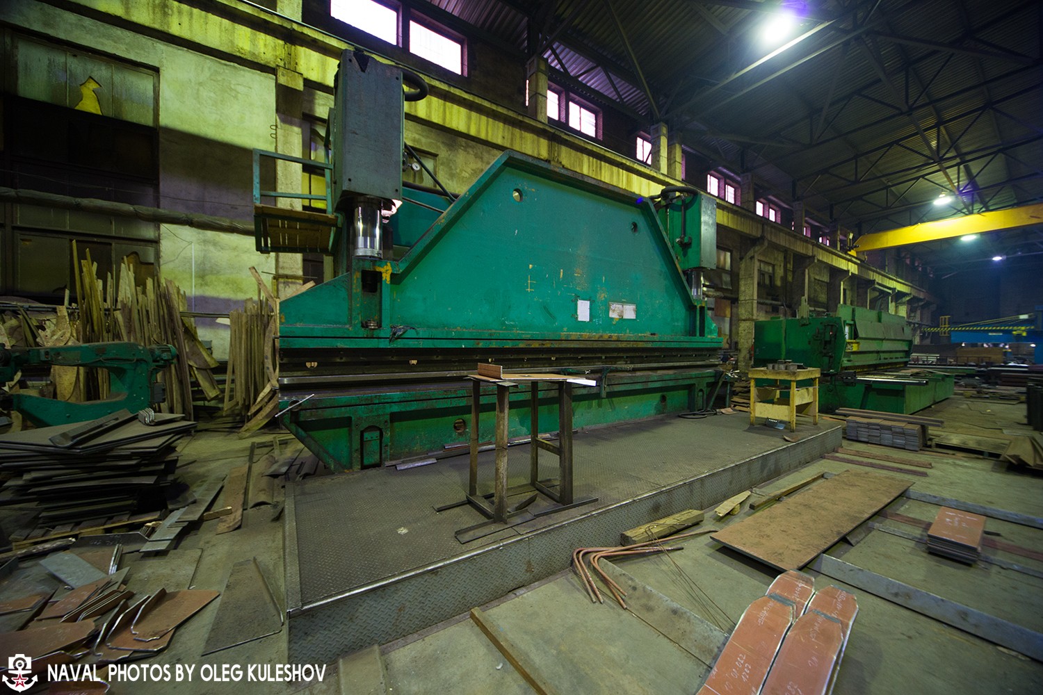 看俄造船厂如何建造外形奇特船