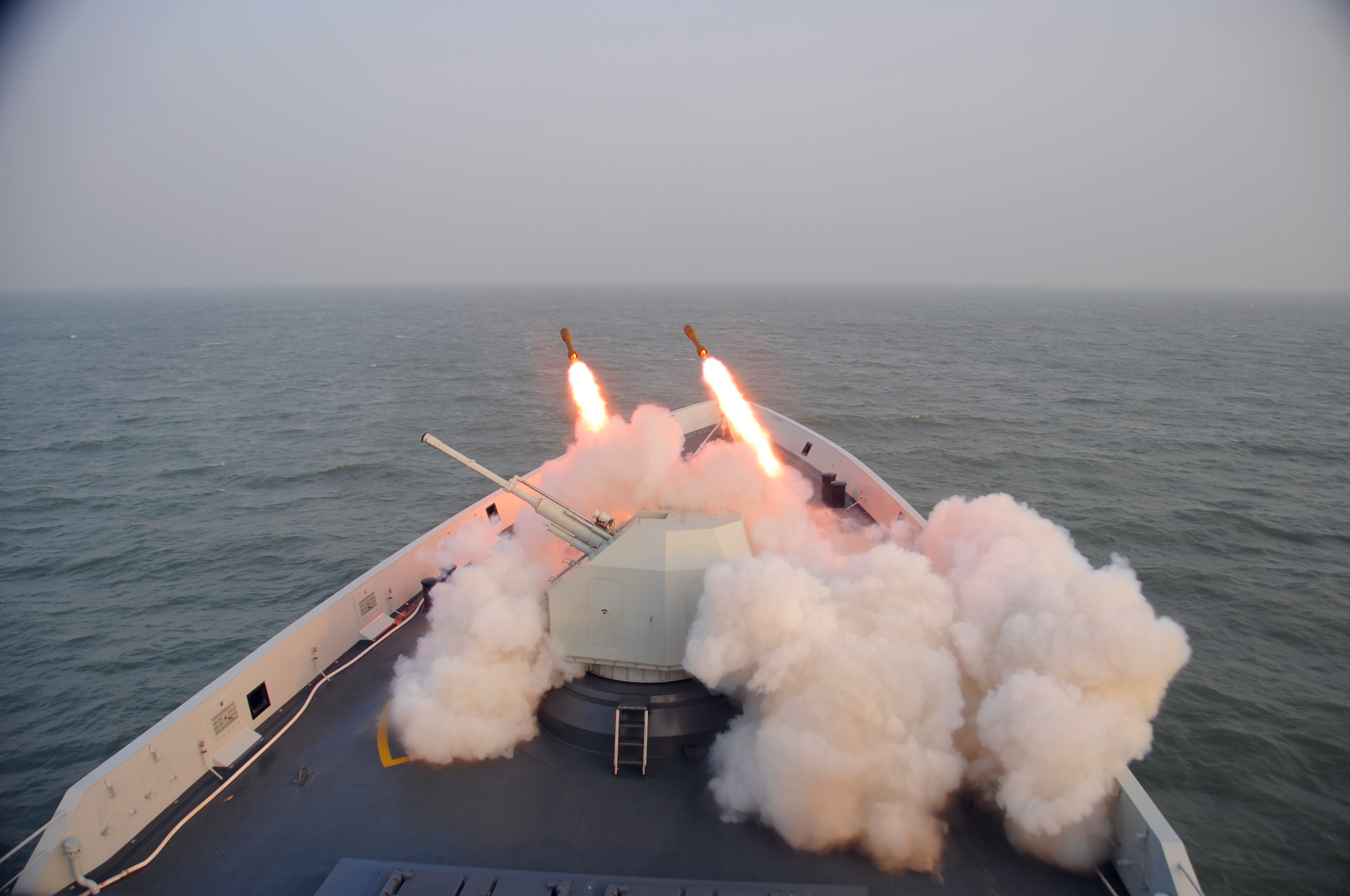 驱逐舰在黄海演练怒射导弹